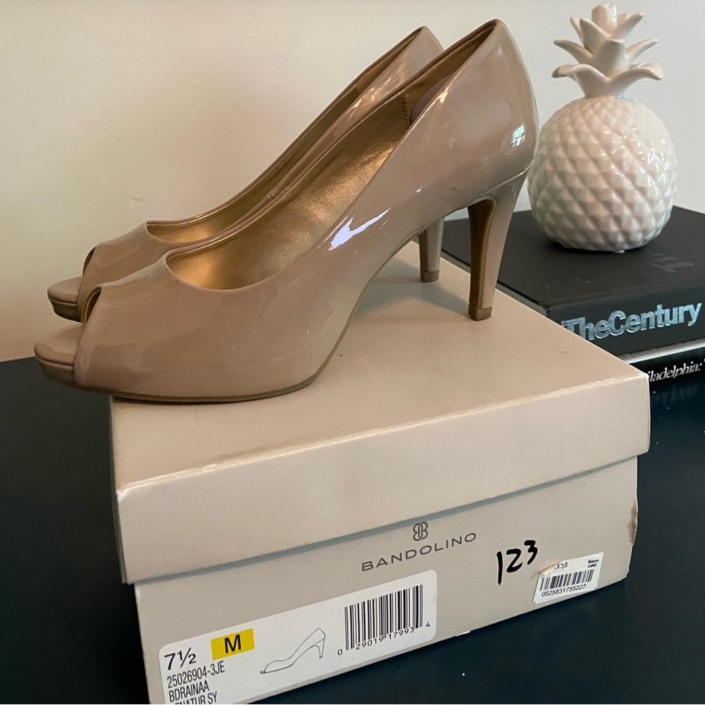 Nude patent peep toe pumps